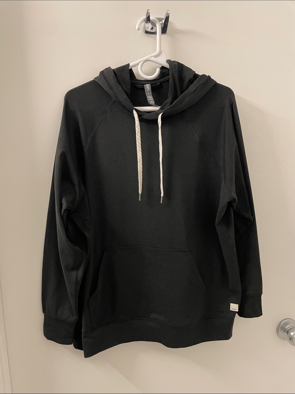Vuori Halo Oversized Hoodie with kangaroo pocket in black heather. Never worn.